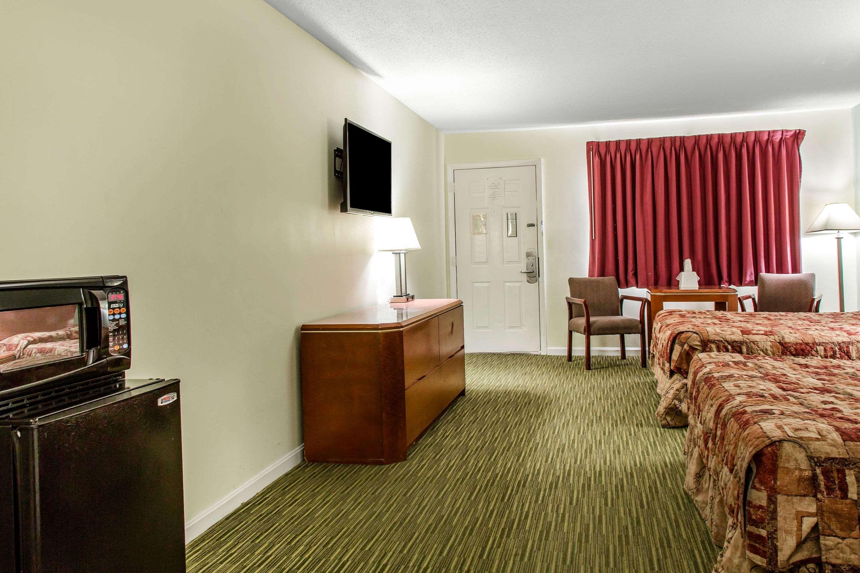 Rodeway Inn Гротън Екстериор снимка